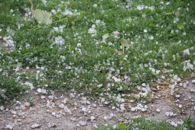Včeraj je ponekod padala tudi toča. Fotografija je simbolična. FOTO: Bakal Oste
