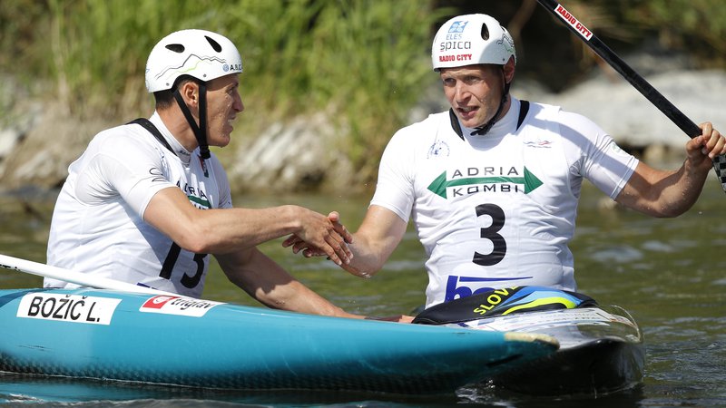 Fotografija: Interni dvoboj slovenskega dvojca v kanuju v slalomu na dvijih vodah je pripadel maljšemu Luki Božiču (levo), Benjamin Savšek je bil tretji. FOTO: Matej Družnik/Delo
