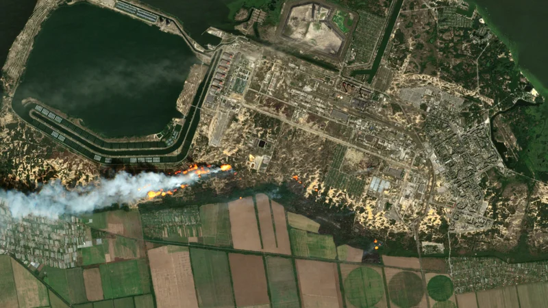 Fotografija: Dim v neposredni bližini nuklearke v Zaporožju, ki ga je posnel satelit Sentinel-2 evropskega programa Copernicus. FOTO: EU prek Reuters