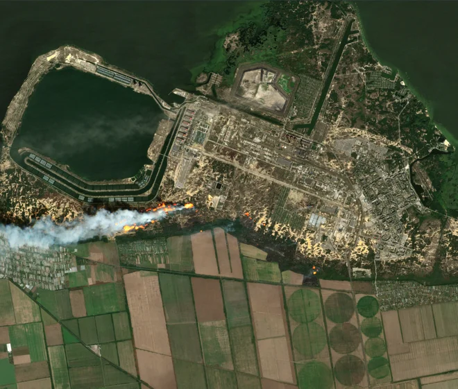 Dim&nbsp;v neposredni bližini nuklearke v Zaporožju, ki ga&nbsp;je posnel satelit&nbsp;Sentinel-2&nbsp;evropskega programa Copernicus. FOTO:&nbsp;EU prek&nbsp;Reuters&nbsp;
