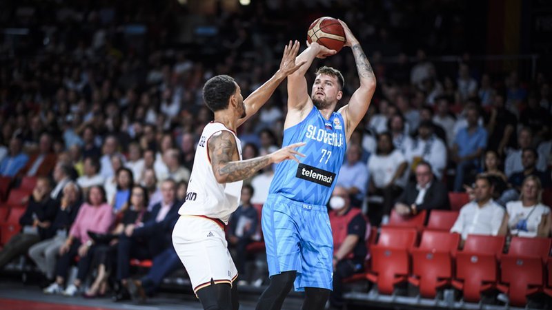 Fotografija: Luka Dončić je tudi v Münchnu deloval napeto in prepirljivo. FOTO:FIBA
