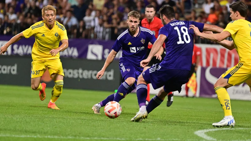 Fotografija: Jan Repas je z vztrajnostjo omogočil akcijo, po kateri je Marko Božić asistiral Roku Batuirni za edni gol v Fazaneriji in prvo zmago vijoličnih po 23. juliju. FOTO Marko Pigac/MP Produkcija