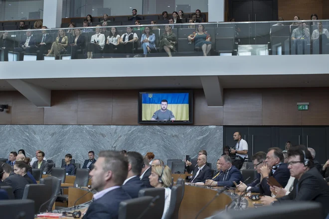 Ukrajinski predsednik Volodimir Zelenski je 7. julija prek spleta nagovoril slovenski parlament in povabljene goste. FOTO JURE ERŽEN/DELO
