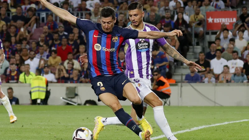 Fotografija: Robert Lewandowski je z mojstrovino morda že dosegel gol sezone in kot prvi v 21. stoletju na prvih treh tekmah za Barcelono dosegel štiri ligaške zadetke. FOTO: Nacho Doce/Reuters