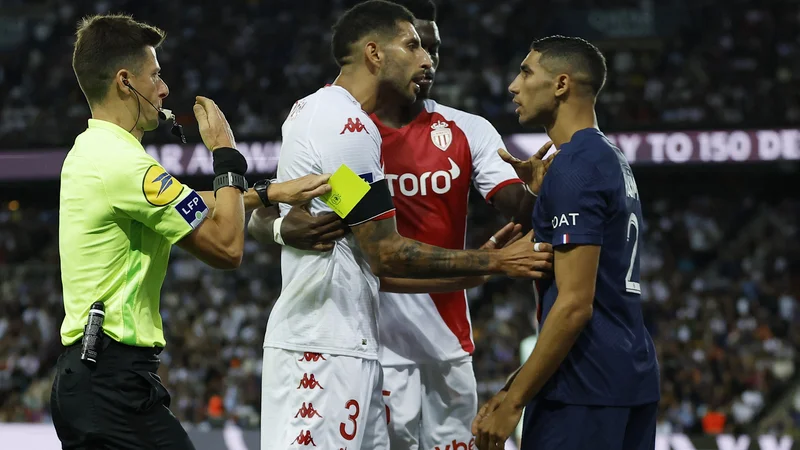 Fotografija: Na Parku princev sta se sporekla Achraf Hakimi (desno) in Guillermo Maripan. FOTO: Christian Hartmann/Reuters