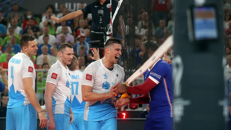 Fotografija: Klemen Čebulj in Earvin N'Gapeth sta se med tekmo tudi pošalila. FOTO: Blaž Samec