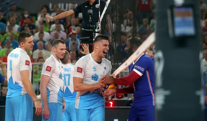 Klemen Čebulj in Earvin N'Gapeth sta se med tekmo tudi pošalila. FOTO: Blaž Samec