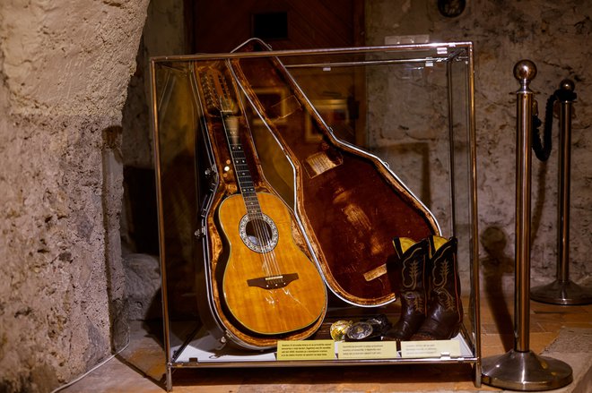 Častno mesto na razstavi ima kitara, ki je bila z njim petnajst let in ji je po 2500 koncertih počil vrat. FOTO: Mediaspeed
