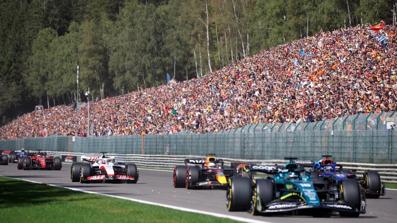 Fotografija: Max Verstappen se je na veliko veselje številnih nizozemskih navijačev iz ozadja prebil do zmage v Spa-Francorchamsu. FOTO: Johanna Geron/Reuters
