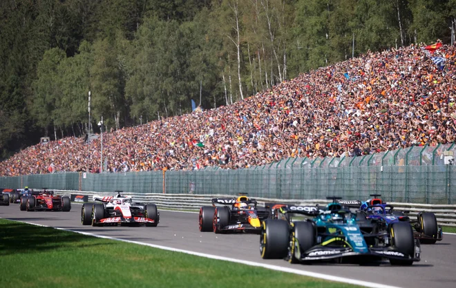 Max Verstappen se je na veliko veselje številnih nizozemskih navijačev iz ozadja prebil do zmage v Spa-Francorchamsu. FOTO: Johanna Geron/Reuters

