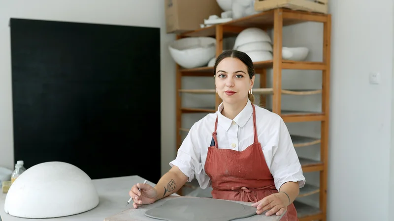 Fotografija: Hana Karim pravi, da ko se je iz Ajdovščine preselila v Ljubljano, je postala precej bolj kreativna. FOTO: Blaž Samec/Delo