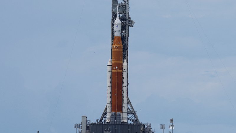 Fotografija: Vesoljski izstrelitveni sistem ali krajše SLS (Space Launch System) čaka na izstrelitev. FOTO: Joe Skipper/Reuters
