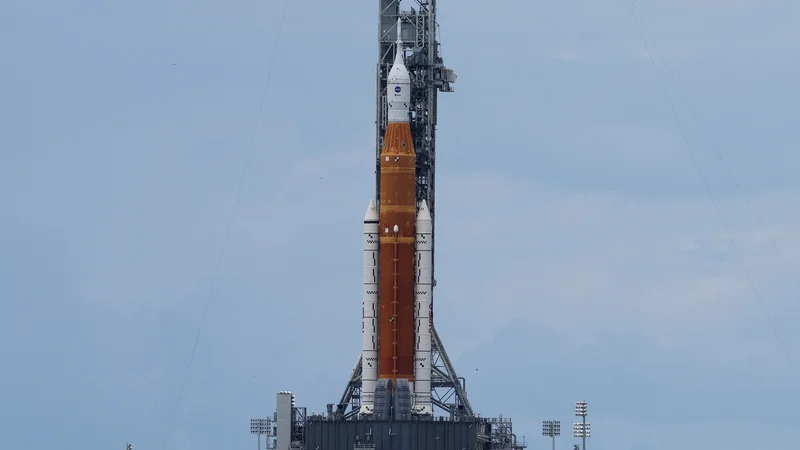 Fotografija: Vesoljski izstrelitveni sistem ali krajše SLS (Space Launch System) čaka na izstrelitev. FOTO: Joe Skipper/Reuters