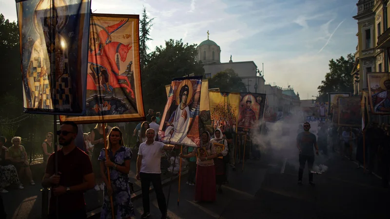 Fotografija: Nedeljski protest je potekal med cerkveno praznično procesijo, ki so jo vodili duhovniki Srbske pravoslavne cerkve. FOTO: Oliver Bunic/AFP