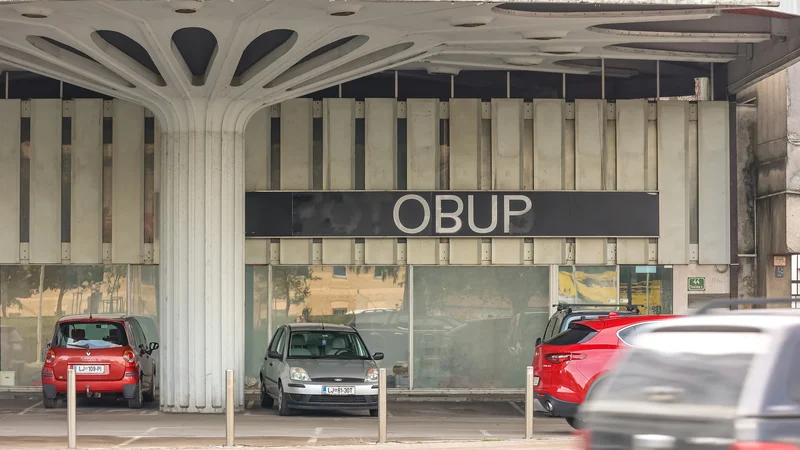 Fotografija: Nekdo je velik napis Fotopub na ljubljanski podružnici festivala delno odstranil in preostale črke premešal. Ostal je le še velik Obup. FOTO: Črt Piksi/Delo