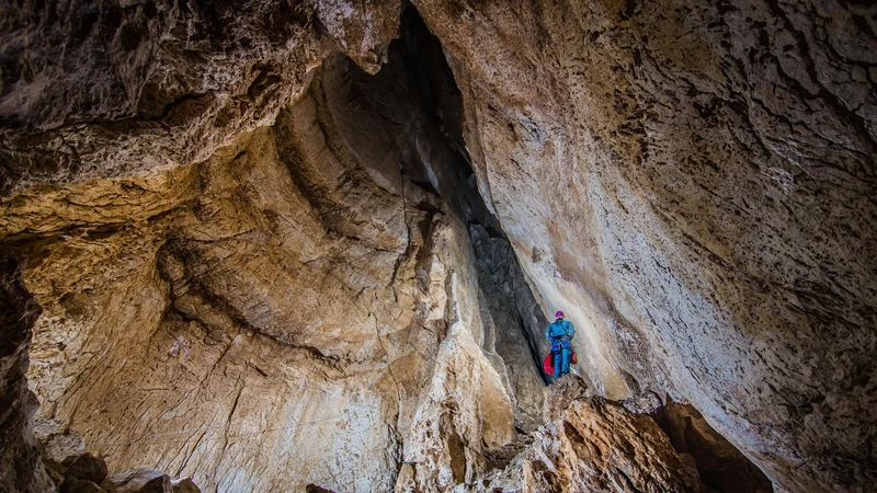 Fotografija: Po široki vertikali je na globini okoli 300 metrov pred jamarji meander Strela. FOTO: Leopold Bregar