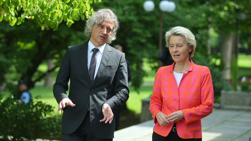 Fotografija: Predsednica evropske komisije Ursula Von der Leyen in predsednik vlade Robert Golob. Foto: Jože Suhadolnik
