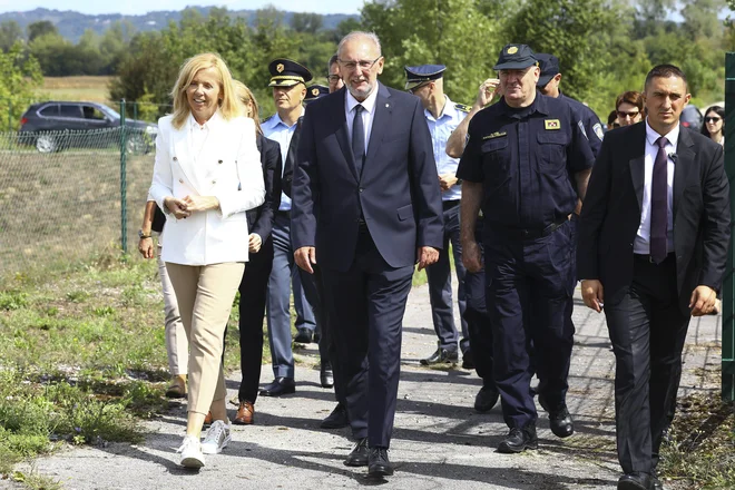 Srečanje Tatjane Bobnar in hrvaškega notranjega ministra Davorja Božinovića na mejnem prehodu Obrežje. FOTO: Željko Puhovski/Cropix
