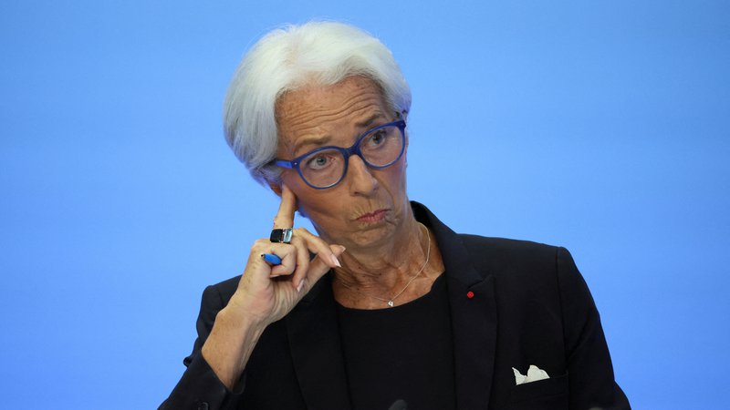 Fotografija: ECB, ki jo vodi predsednica Christine Lagarde, je že na julijskem zasedanju dvignila obrestne mere prvič po enajstih letih, in sicer za 0,5 odstotne točke, ter napovedala nova zvišanja. Foto Wolfgang Rattay/Reuters
