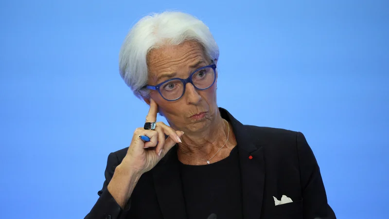 Fotografija: ECB, ki jo vodi predsednica Christine Lagarde, je že na julijskem zasedanju dvignila obrestne mere prvič po enajstih letih, in sicer za 0,5 odstotne točke, ter napovedala nova zvišanja. Foto Wolfgang Rattay/Reuters