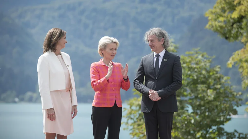 Fotografija: Predsednica evropske komisije Ursula von der Leyen in predsednik vlade Robert Golob (na fotografiji z zunanjo ministrico Tanjo Fajon) sta na Bledu največ pozornosti namenila problemu regulacije nedelujočih energetskih trgov. FOTO: Jure Eržen/Delo