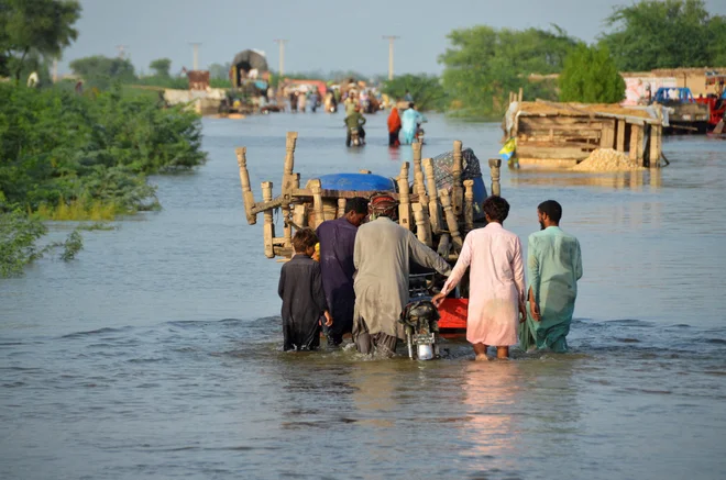V Pakistanu so vode že terjale več kot tisoč človeških življenj. FOTO:&nbsp;Amer Hussain/Reuters
