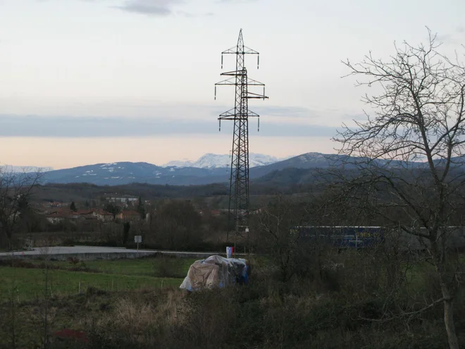 Trasa načrtovanega daljnovoda skozi Renče je po 14 letih&nbsp;še vedno sporna. FOTO: Katja Željan/Delo

