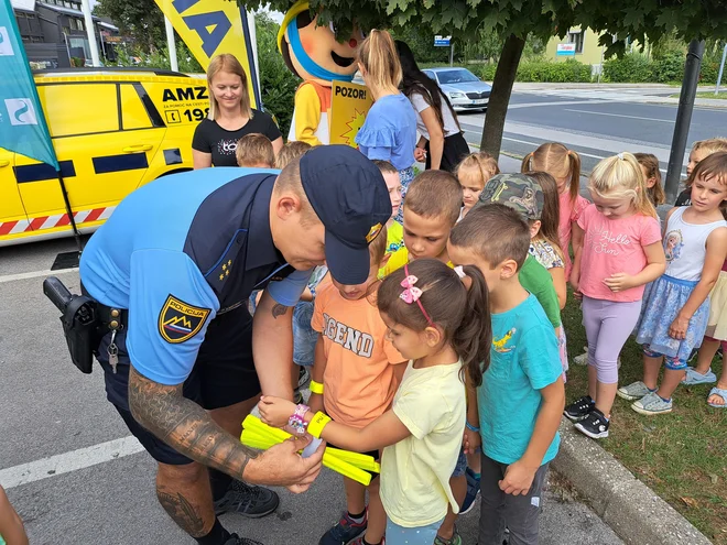 Jesen prinaša tudi slabšo vidljivost, zato je treba za opaznost v prometu poskrbeti z odsevnimi telesi in svetlimi oblačili. FOTO: Špela Kuralt/Delo
