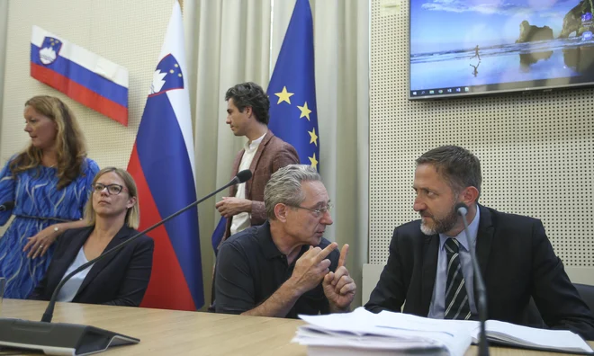 Stališča vladne pogajalske skupine, ki jo vodi ministrica za javno upravo Sanja Ajanović Hovnik, se precej razlikujejo od obeh sindikalnih skupin.

Foto Jože Suhadolnik
