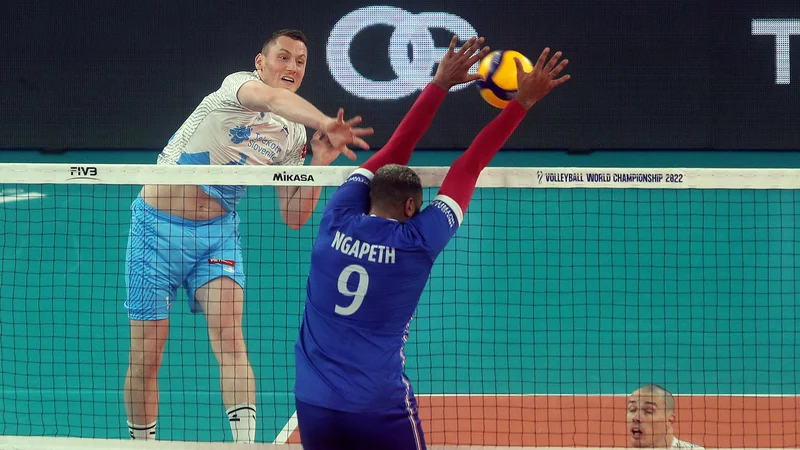 Fotografija: Tonček Štern se je resnično trudil po najboljših močeh, najboljši Francoz Earvin N'Gapeth, zbral je kar 29 točk, je Francoze potegnil iz brezna poraza. FOTO: Blaž Samec