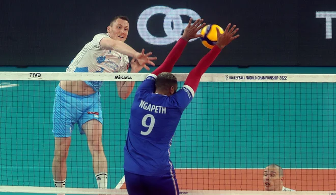 Tonček Štern se je resnično trudil po najboljših močeh, najboljši Francoz Earvin N&#39;Gapeth, zbral je kar 29 točk, je Francoze potegnil iz brezna poraza. FOTO: Blaž Samec
