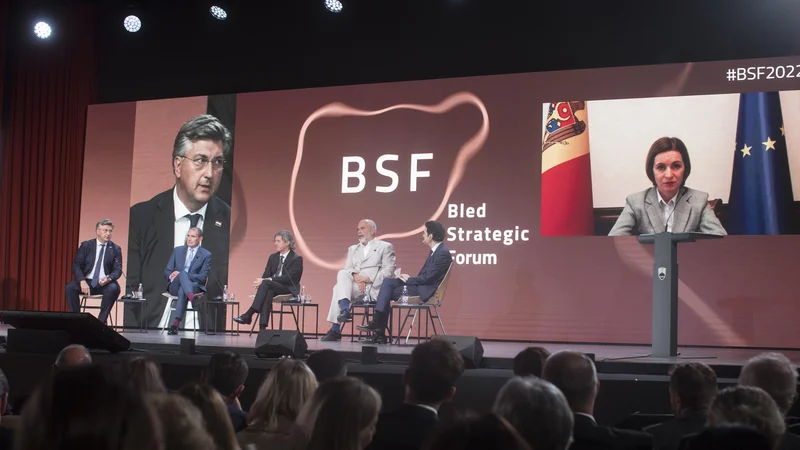 Fotografija: Na osrednjem omizju letošnjega Strateškega foruma Bled so sodelovali hrvaški premier Andrej Plenković, islandski predsednik Guðni Jóhannesson, predsednik slovenske vlade Robert Golob, albanski premier Edi Rama, po videopovezavi pa tudi moldavska predsednica Maia Sandu. Foto: Jure Eržen