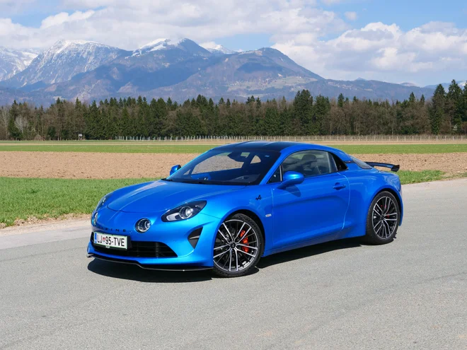 A110 S doseže največjo hitrost 275 km/h, z mesta do 100 km/h pa pospeši v 4,2 sekunde. FOTO: Blaž Kondža
