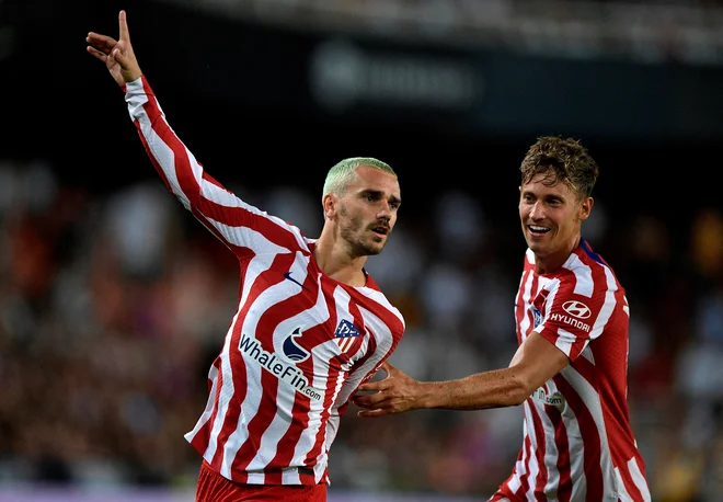 Antoine Griezmann proslavlja po zmagovitem zadetku na tekmi z Valencio. FOTO: Pablo Morano/Reuters
