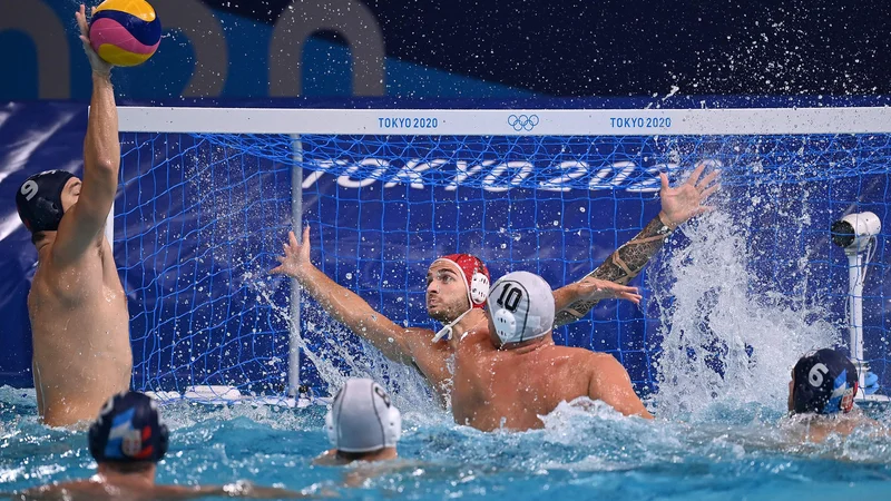 Fotografija: Srbija (na fotografiji z žogo Nikola Jakšić) je z Madžarsko velika favoritinja v slovenski skupini. FOTO: Angela Weiss/AFP