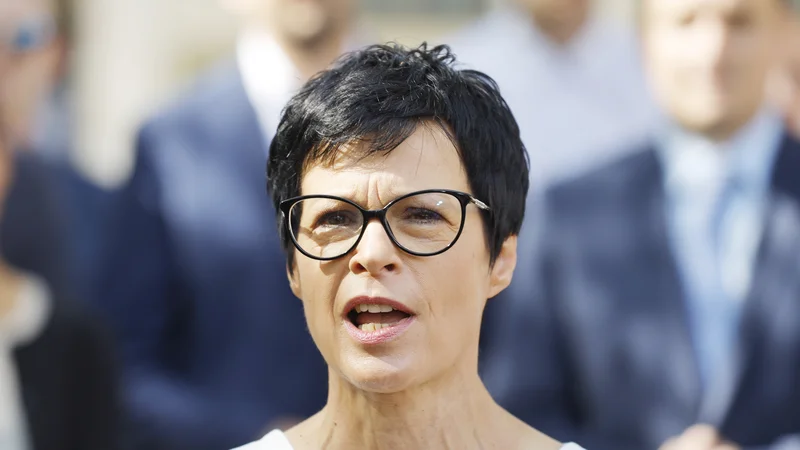 Fotografija: »Verjamem v solidarno Slovenijo, v državo, kjer se ljudje spoštujejo in si zaupajo ter drug drugemu pomagajo; verjamem v državo, ki bi ji rada odgovorno služila in spodbujala te ideale. Za te vrednote se bom še naprej borila kot podpredsednica Gibanja Svoboda. Mnogi ljudje, ki so mi doslej izrazili podporo, bodo razočarani nad mojo odločitvijo,« je sporočila Marta Kos. FOTO: Jože Suhadolnik/Delo