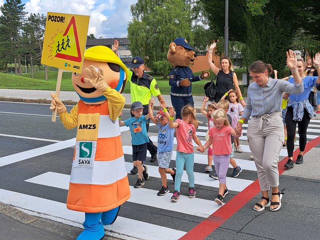 Otroke naučimo kako pravilno in varno prečkajo cesto  Foto Špela Kuralt/delo
