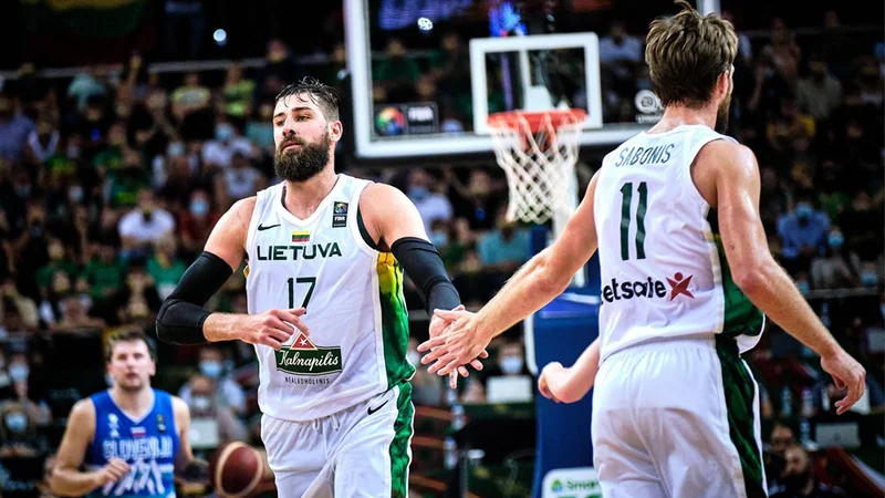 Fotografija: Jonas Valančiunas (17) in Domantas Sabonis (11) bosta znova visoki oviri za Slovence. FOTO: FIBA