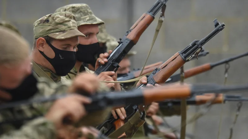 Fotografija: Ukrajinske prostovolje že urijo tudi v Združenem Kraljestvu. FOTO: Toby Melville/Reuters
