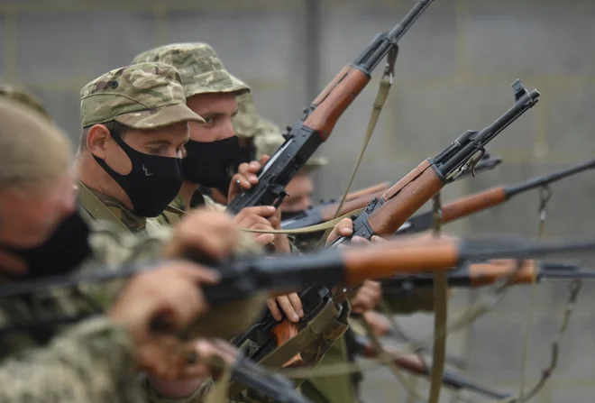Ukrajinske prostovolje že urijo tudi v Združenem Kraljestvu. FOTO:&nbsp;Toby Melville/Reuters
