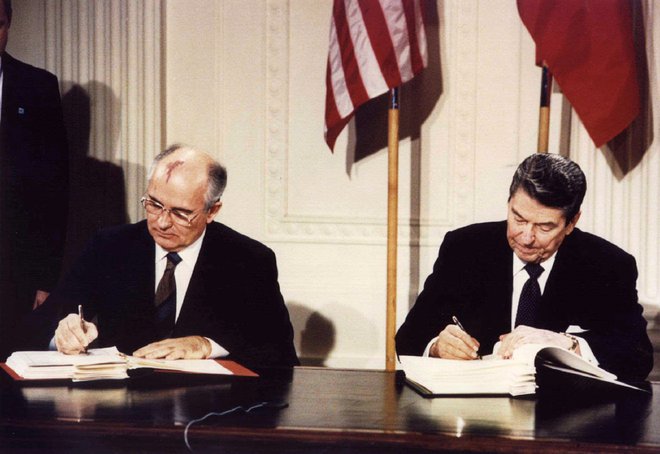 8. decembra 1987 sta Mihail Gorbačov in ameriški predsednik Ronald Regan podpisala jedrski sporazum o odstranitvi raket z jedrskimi konicami. FOTO: Reuters
