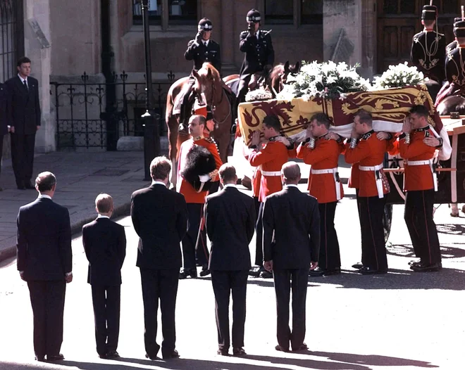 Obletnice ne bosta javno zaznamovala niti Dianina sinova, princa William in Harry. Spominjala se je bosta v zasebnosti in ločeno. FOTO: Pool Reuters
