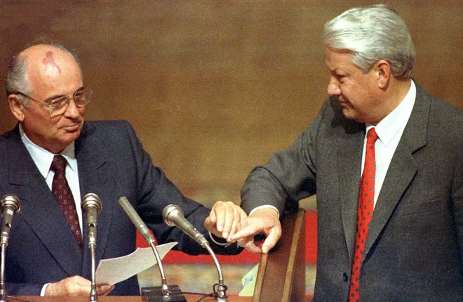 Ruski predsednik Boris Jelcin in Gorbačov v Moskvi leta 1991. FOTO: Reuters
