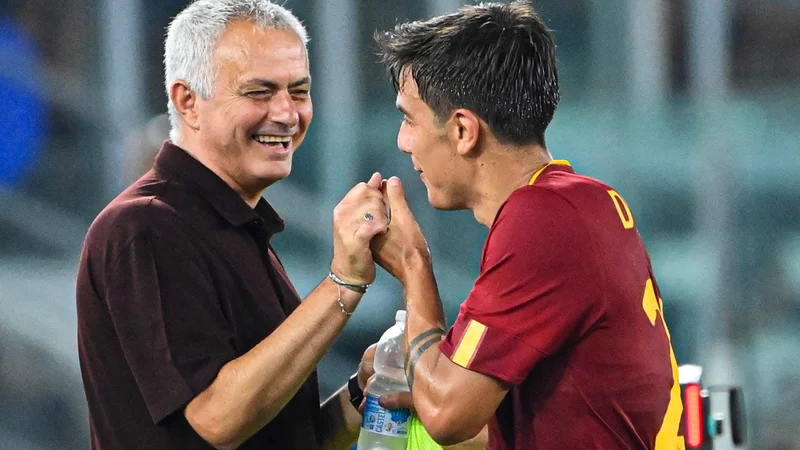 Fotografija: Dvojec Paulo Dybala (desno), Jose Mouirnho, ki je v Rimu sprožil evforijo, je sinoči imel razloge za veselje. FOTO: Alberto Pizzoli/AFP