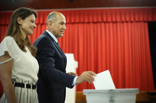 Janez Janša, prvak SDS, je včeraj s čivkom svoje sledilce že pozval, naj oddajo svoj podpis za referendum. FOTO: Jure Eržen/Delo
