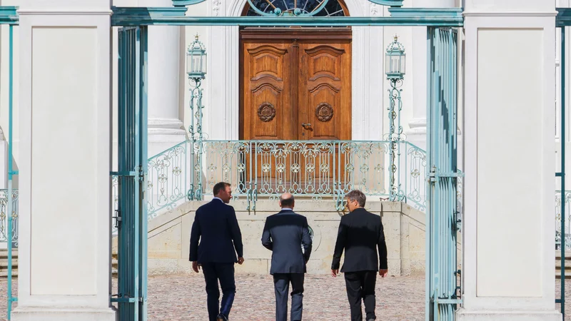 Fotografija: Nemški kancler Olaf Scholz, minister za gospodarstvo in podnebne politike Robert Habeck in minister za finance Christian Lindner so poskušali Nemce prepričati, da so v koaliciji enotni.
FOTO: Michele Tantussi/REUTERS
