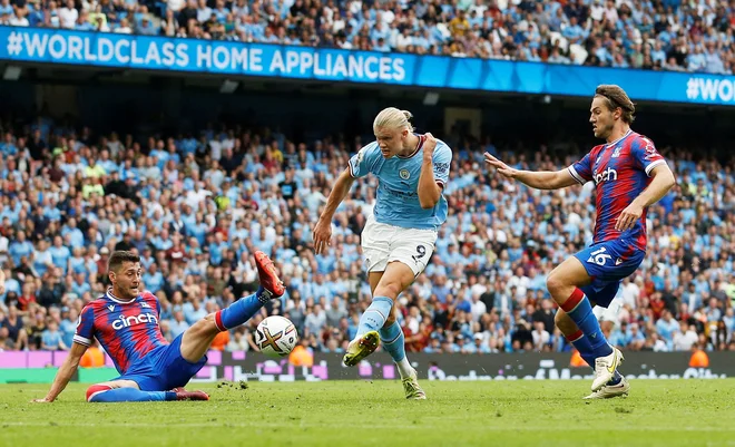 Erling Braut Haaland med tekmo Manchester Cityja. FOTO: Craig Brough/Reuters
