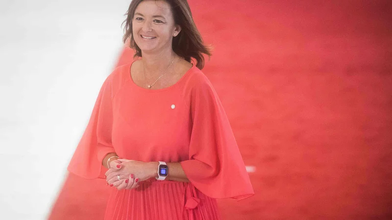 Fotografija: Slovenska zunanja ministrica Tanja Fajon je v razpravah pred zasedanjem v Pragi izrekala dvome o smotrnosti popolne prepovedi izdaje vizumov ruskim državljanom. FOTO: Michal Cizek/AFP