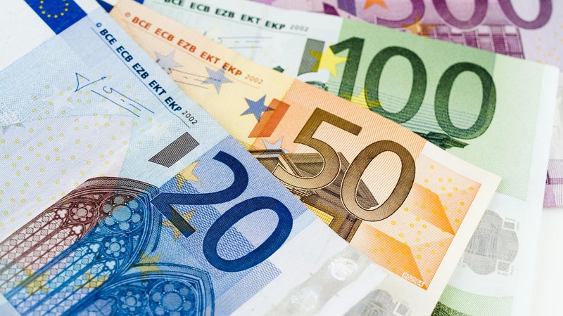 Fotografija: Tisoč evrov, ki ste jih imeli v žepu pred letom dni, je zdaj realno vrednih manj kot 900 evrov. Kupna moč pada, draginja ne popušča in postaja vse bolj vgrajena v inflacijska pričakovanja. Foto Depositphotos
