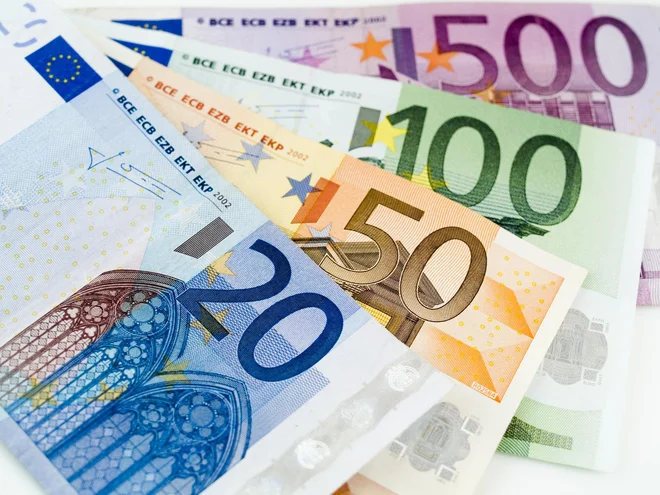 Tisoč evrov, ki ste jih imeli v žepu pred letom dni, je zdaj realno vrednih manj kot 900 evrov. Kupna moč pada, draginja ne popušča in postaja vse bolj vgrajena v inflacijska pričakovanja. Foto Depositphotos
